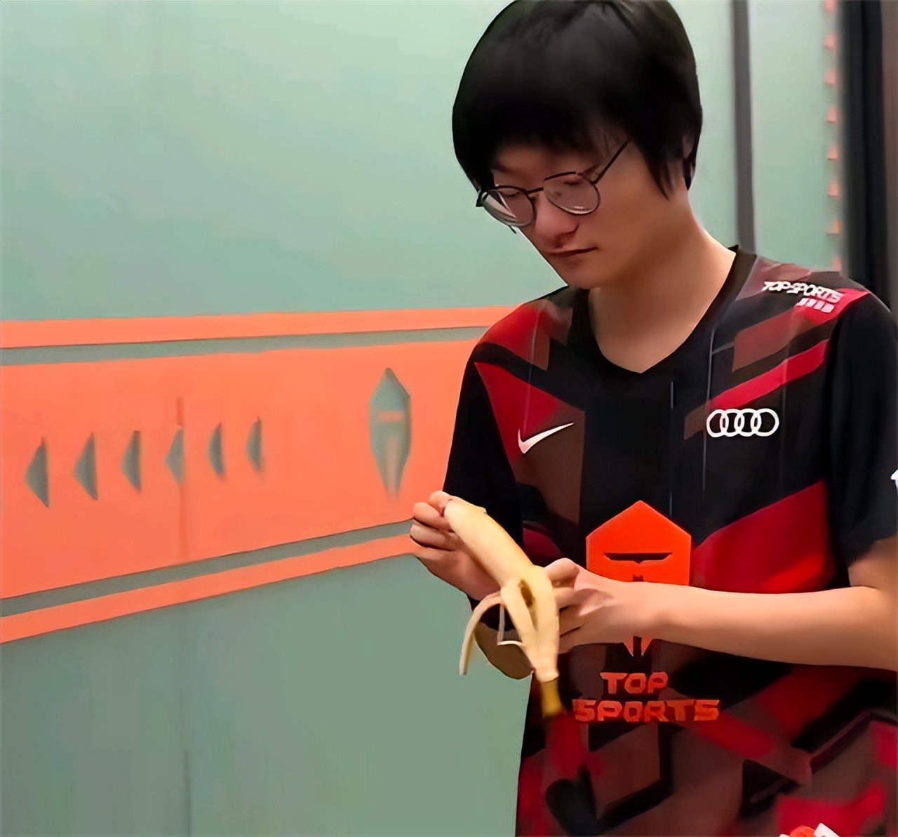 tes战队被质疑假赛回到后台抱头,tes左手单杀faker