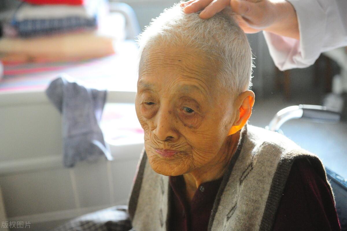 老人生活不能自理怎么解决,人老了不能自理是什么原因