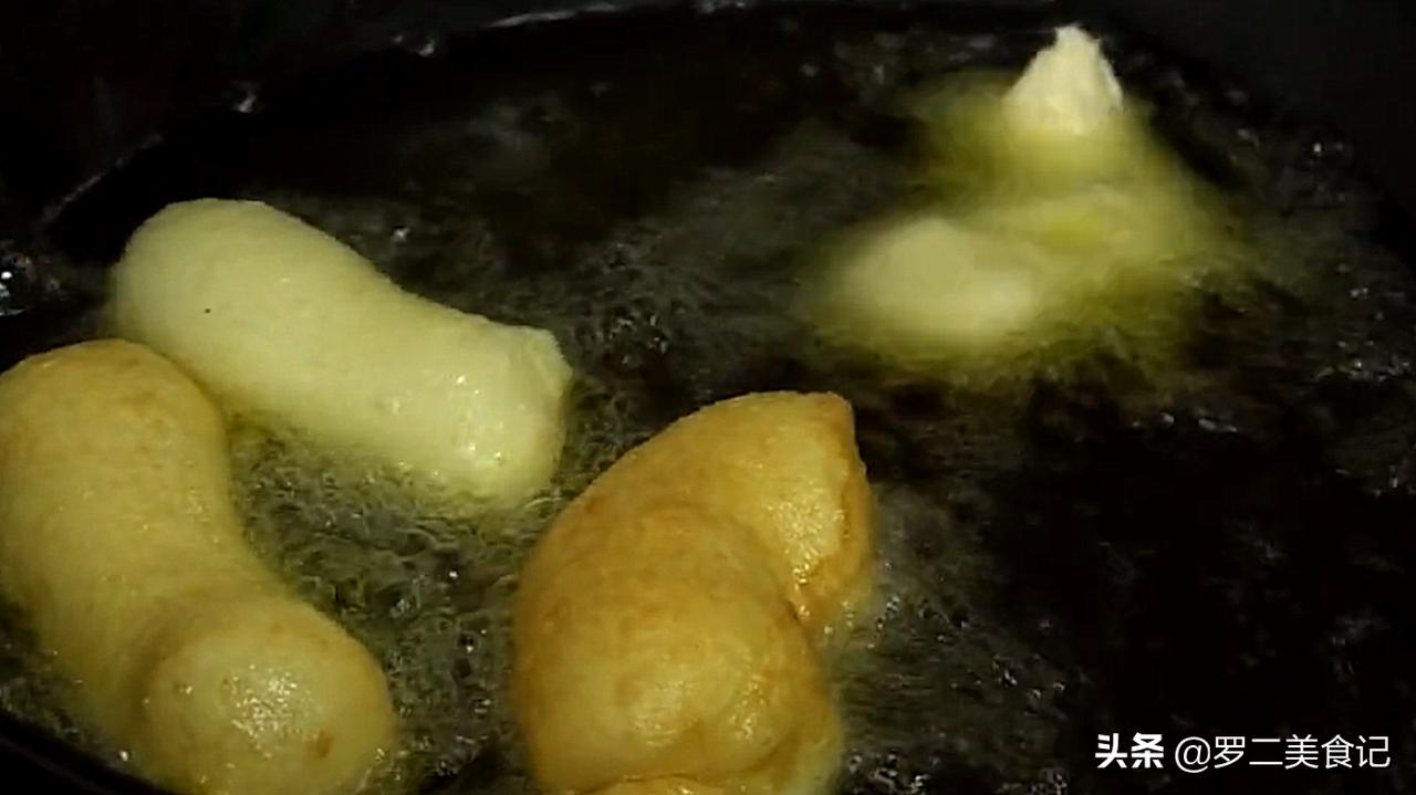 新型油条做法，全程手不沾面，筷子搅一搅，出锅蓬松又柔软，真香