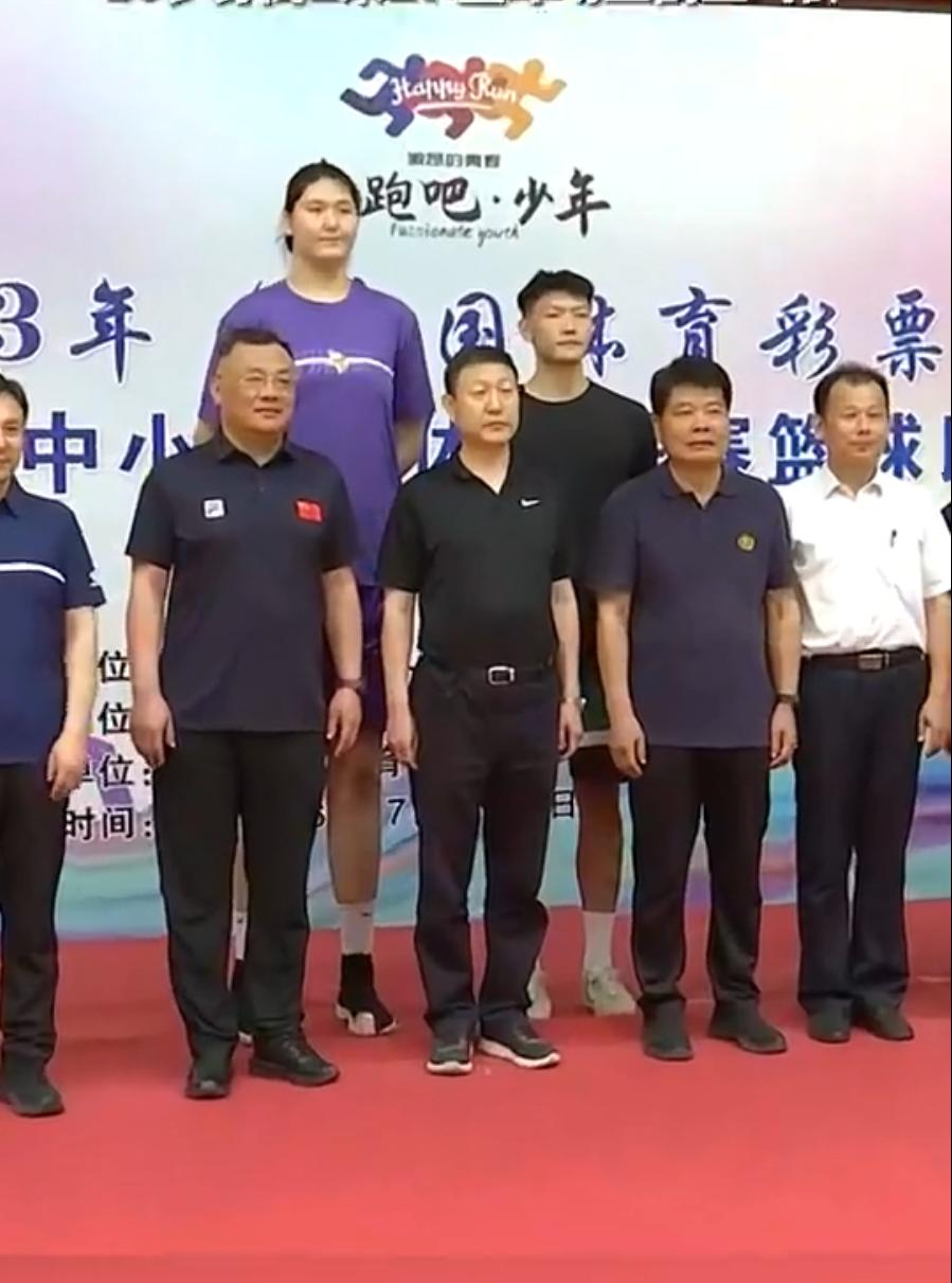 女篮张子宇16岁身高2米28比姚明高,女篮2米26张子宇现状