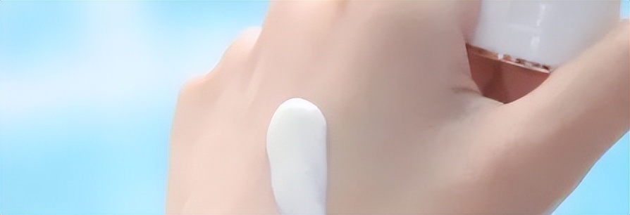 男t恤搭牛仔裤加皮带有哪些穿法,t恤配裤子的时髦穿法