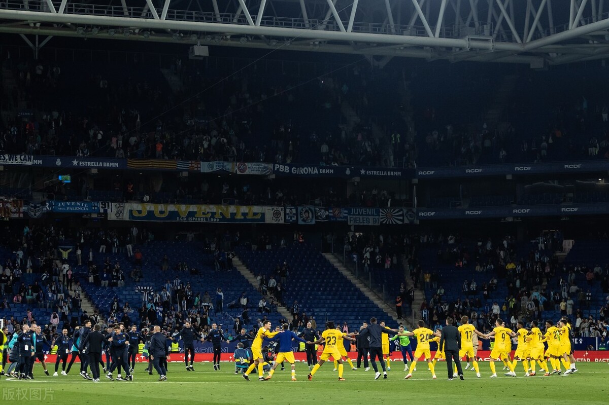 巴萨夺冠被球迷追打第一视角,巴萨夺冠西班牙球迷冲入场内