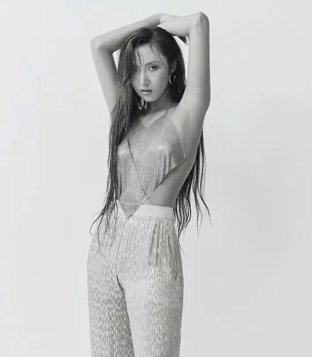 曝华莎学校演出涉嫌犯罪，舔手指摸*体下**动作不雅，学生家长已举报