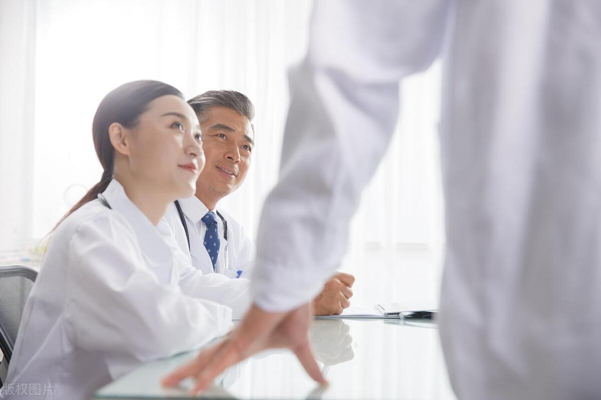 与大我20岁成熟男人面基，第二天*处私**瘙痒难耐，去医院夹出阴虱