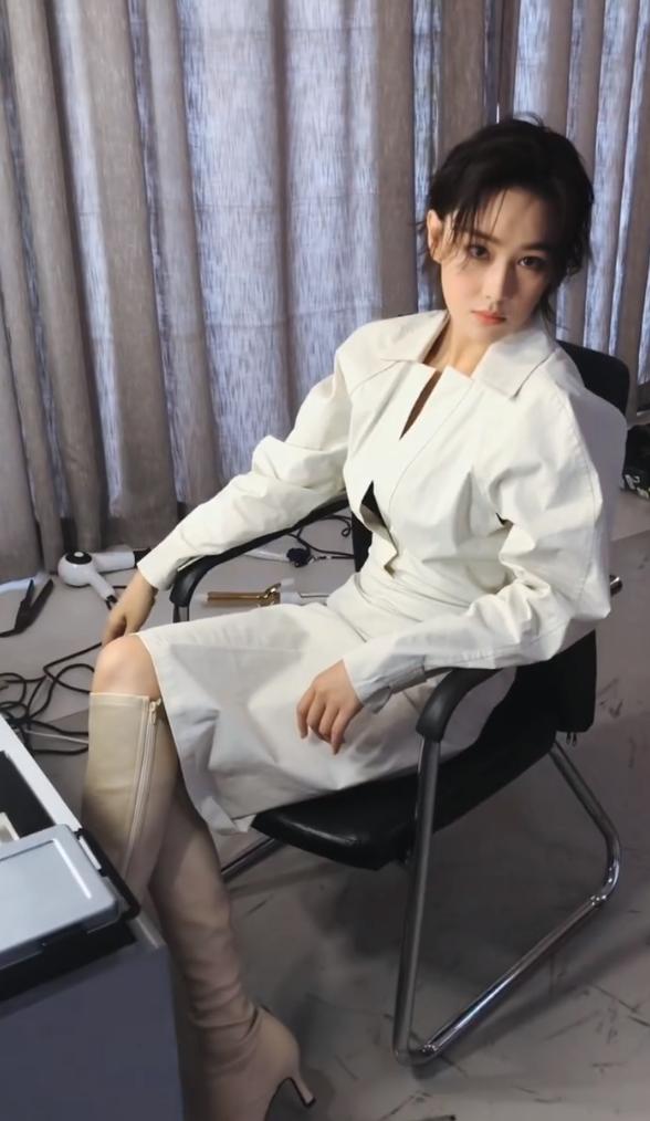 *拍偷**美女自拍张馨予出差留着网红发卡，化好妆还不忘吃饭。