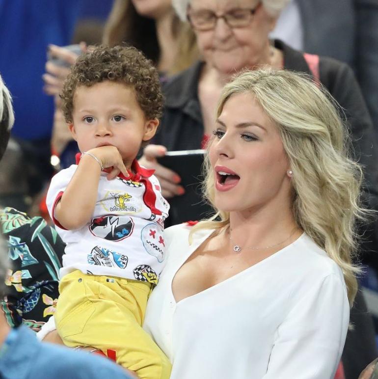 马克龙与布丽吉特互动温馨,马克龙和布丽吉特的亲密合照