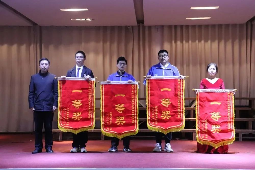 莱芜一中第30届歌手大赛,莱芜一中61级合唱比赛