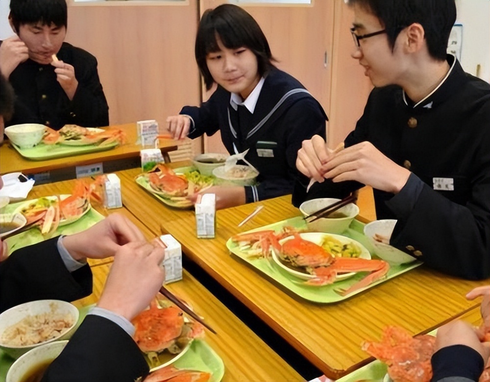 中国学生营养餐与日本的区别,日本给学生的营养餐