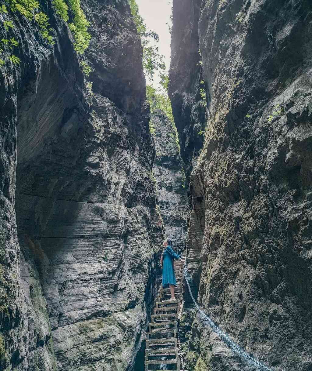 穿裙子自驾游,自驾游坐龙峡