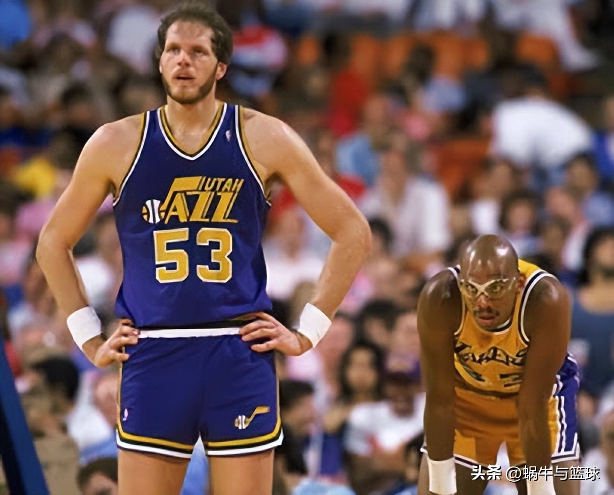 贾巴尔破纪录的时候,张伯伦祝贺贾巴尔总得分超越自己