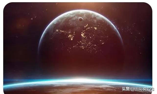 把足球踢进海里,把足球踢飞到天空上