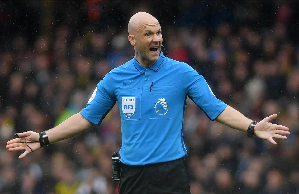 欧联杯恐怖一幕门将惨遭爆头,欧联决赛争议判罚