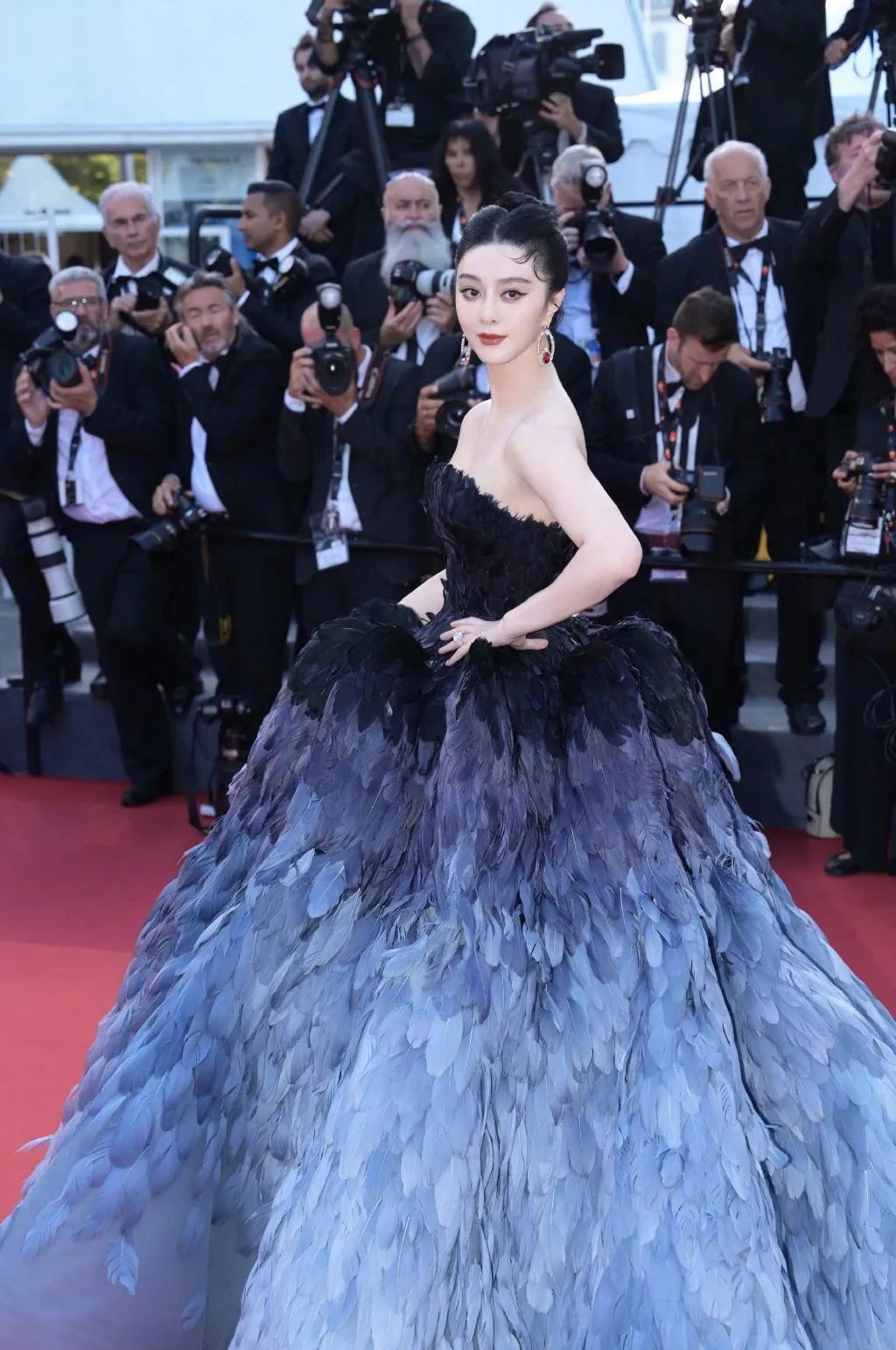 戛纳红毯范冰冰艳压群芳,范冰冰再次惊艳戛纳红毯