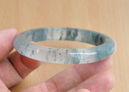 几十元的飘花手镯是真的吗,捡漏绿飘花手镯