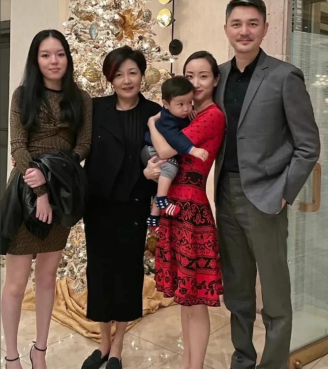 李咏妻子哈文家庭背景显赫,李咏去世后他的妻子哈文怎么样了