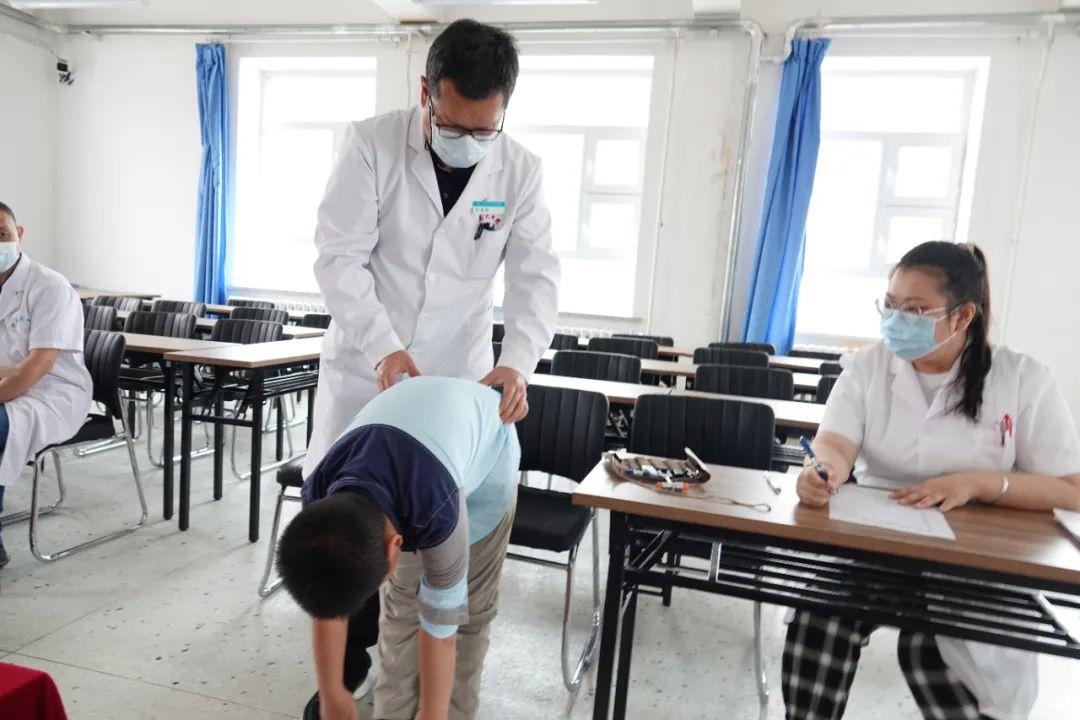 黑龙江中医药大学开展“守护脊柱健康・中医药在行动”活动