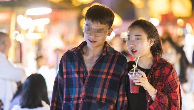 一名男子在海鲜市场买海螺，回家清理的时候发现包里有一个密封圈