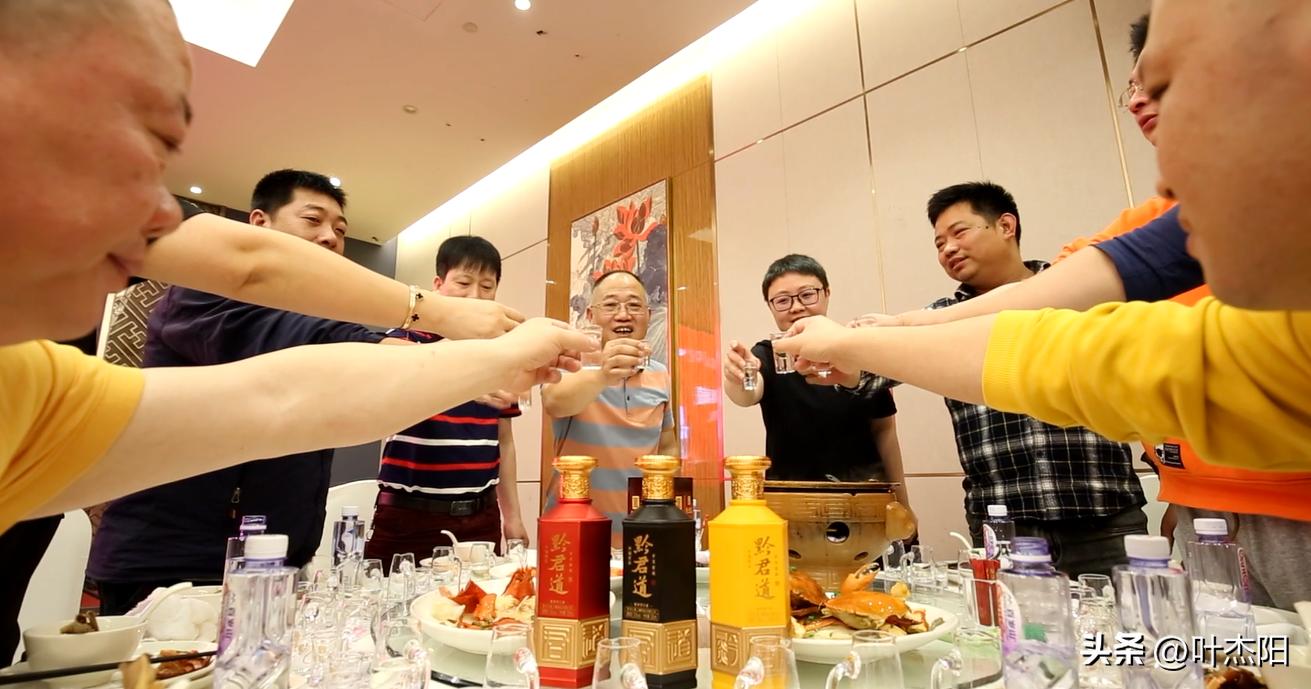 黔君道酒黄瓶装,黔君道酱香型白酒