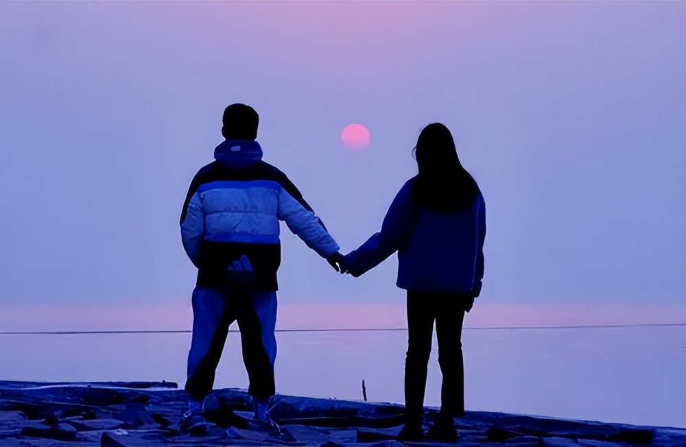 女大学生抱怨父母偷喝矿泉水,女大学生买了一箱矿泉水