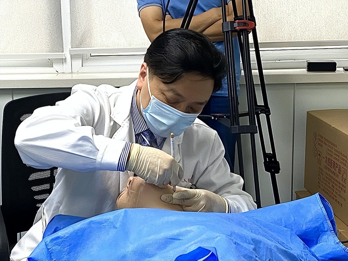 第医线｜脱完毛皮肤局部变色，有人黑有人白！激光美容科专家教你避坑