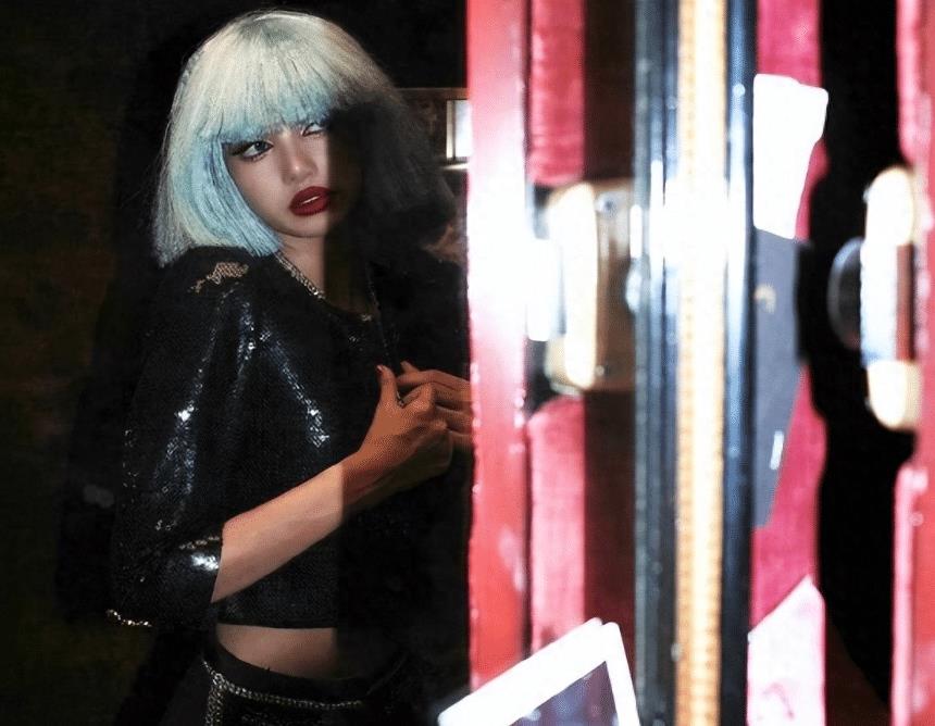 blackpinklisa去参加疯马会,Lisa再次现身疯马秀现场