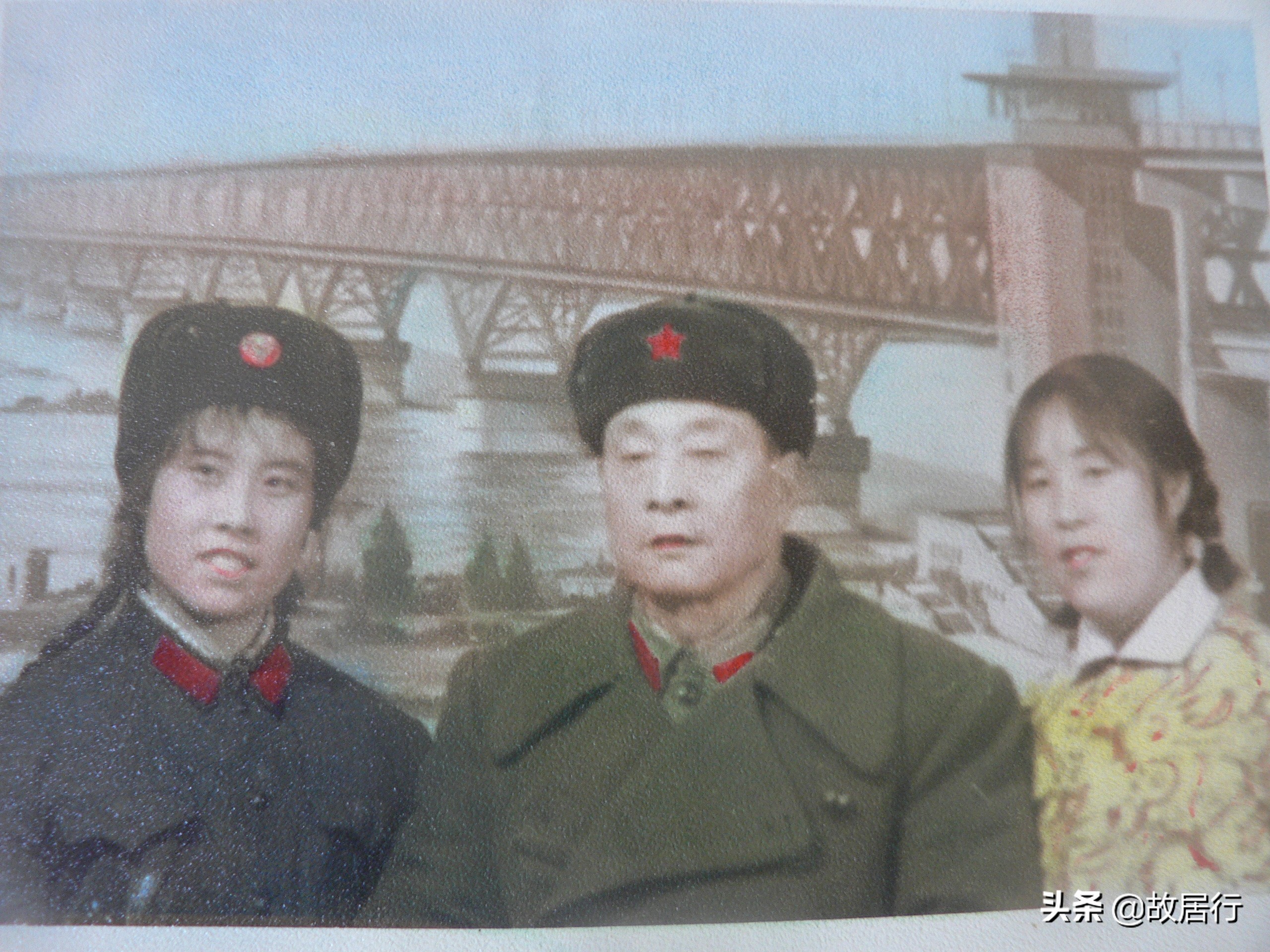 妻子身怀六甲不远千里来到京城,妻子身怀六甲接退伍兵哥哥