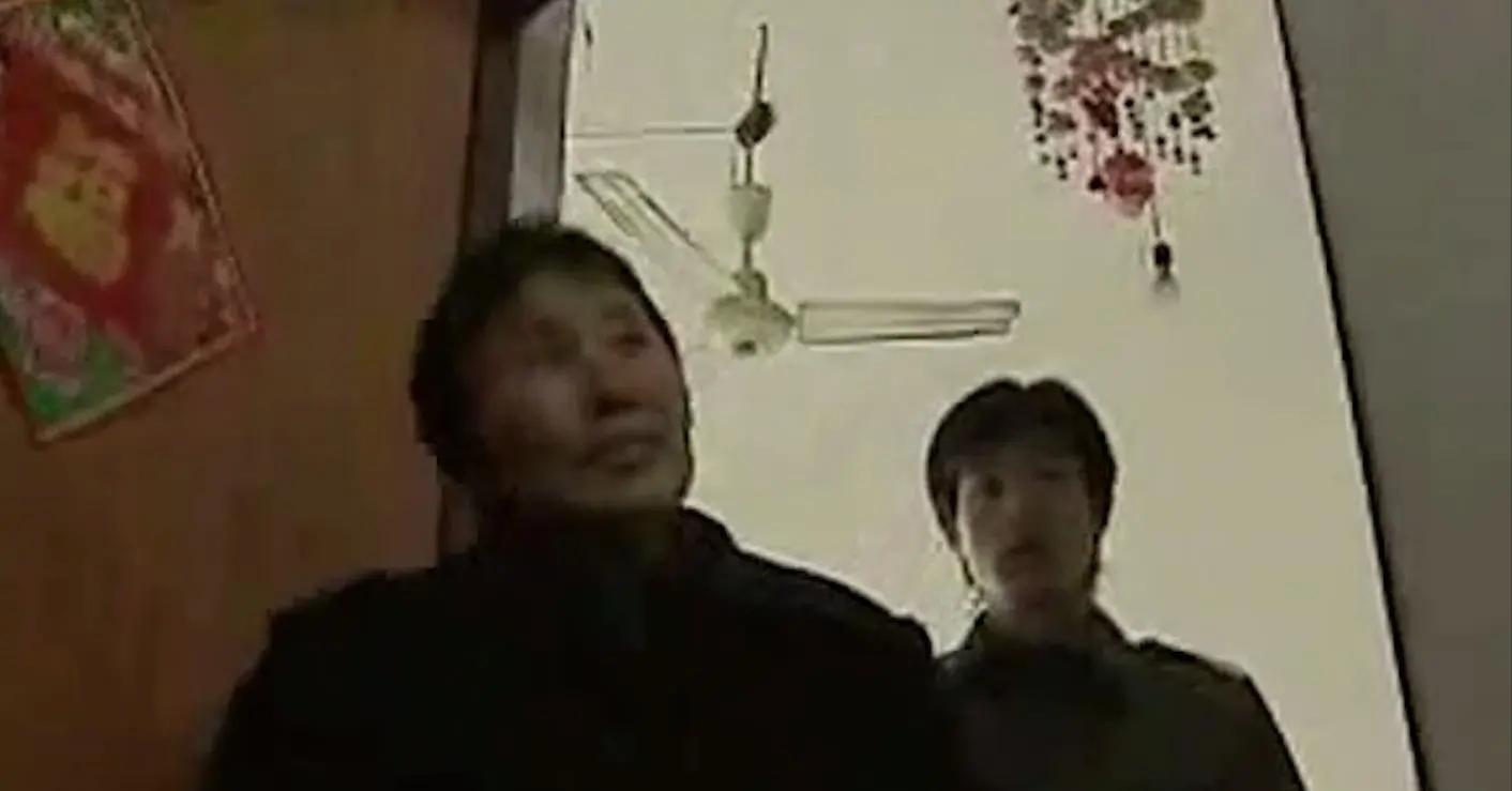 夫妻搬进新家发生怪事,新婚家里的灯为啥亮三天