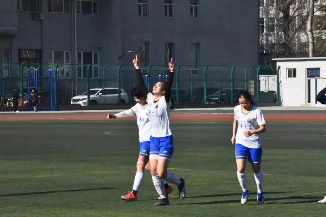 汤雪逸清华女足,足球女孩永不言败