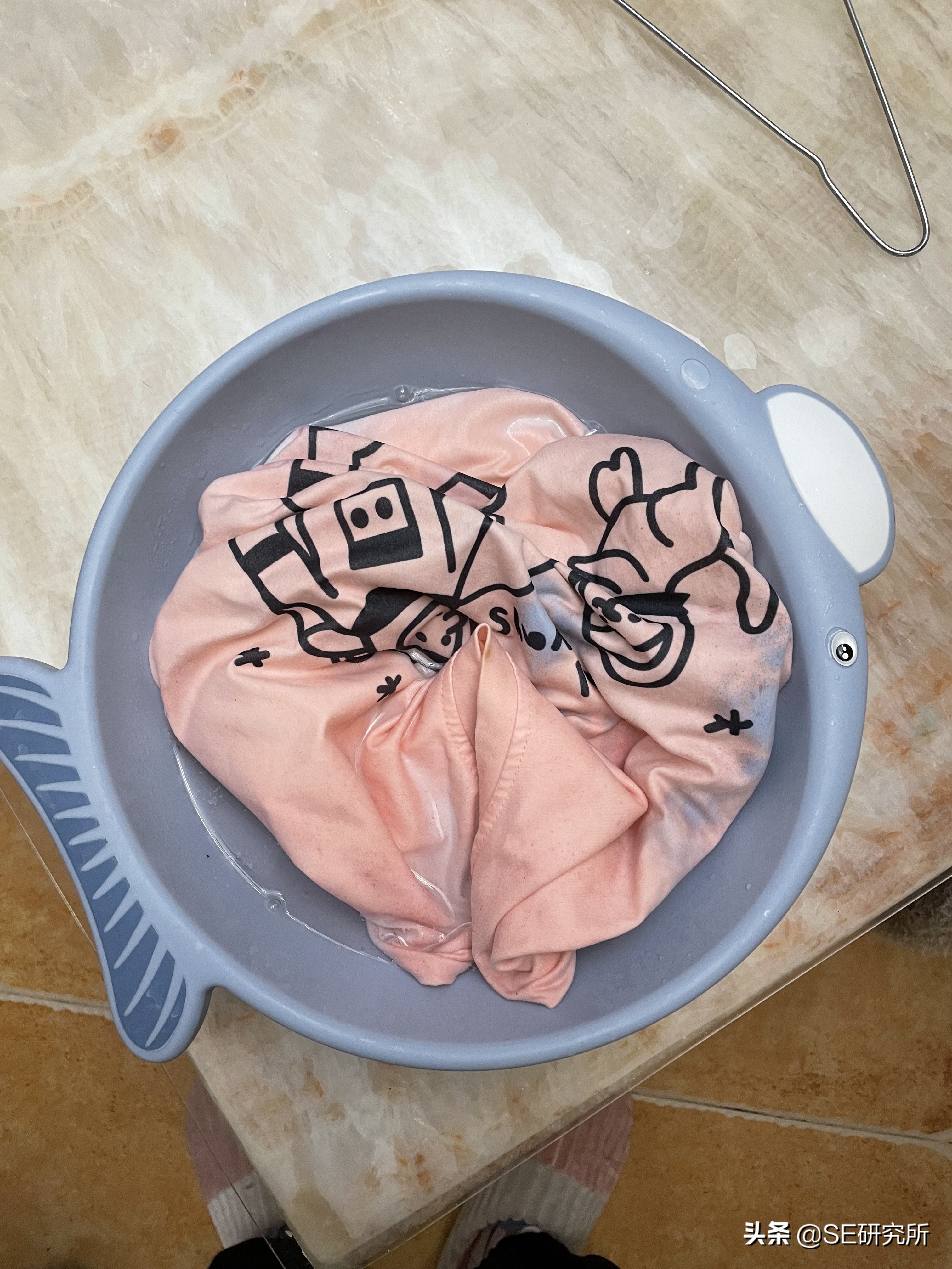 白色t恤上有墨水怎么清洗,白色t恤红酒渍怎么清洗