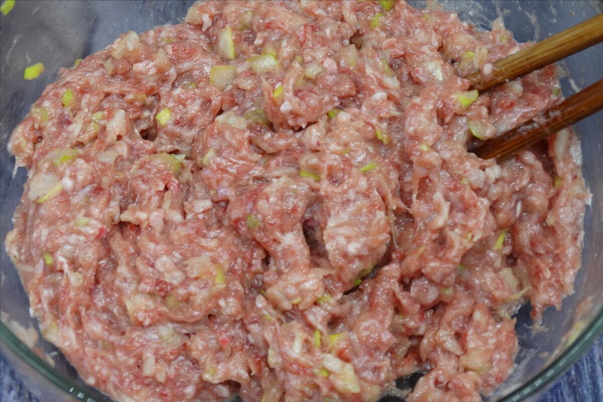 调肉馅要放多少水的正确方法,调肉馅一斤肉放多少水