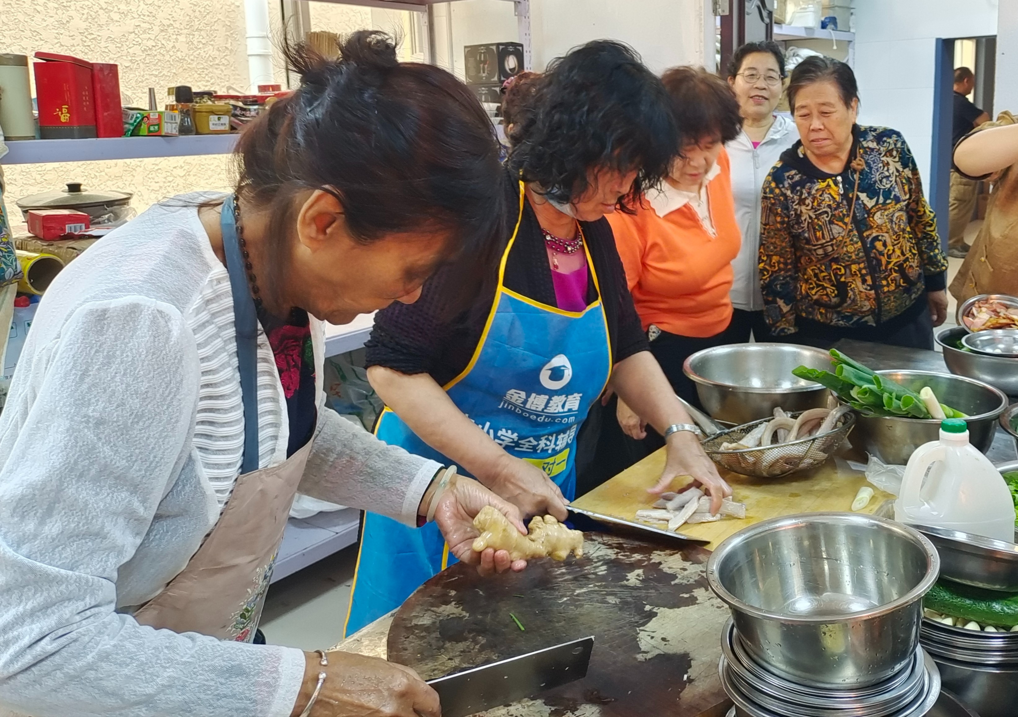 以菜会友，邻里一家亲！三街社区居民纵享美好“食”光