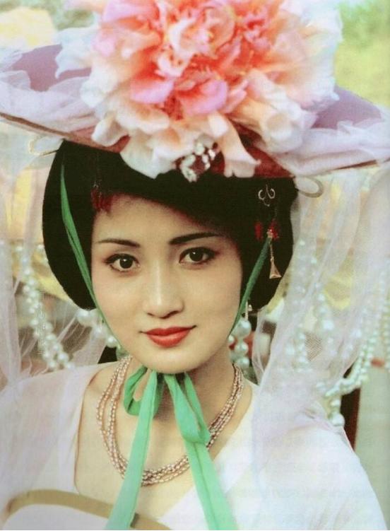 看烦了满屏的“纸片人”“排骨胸”，这几位有肉感的女星才是真美