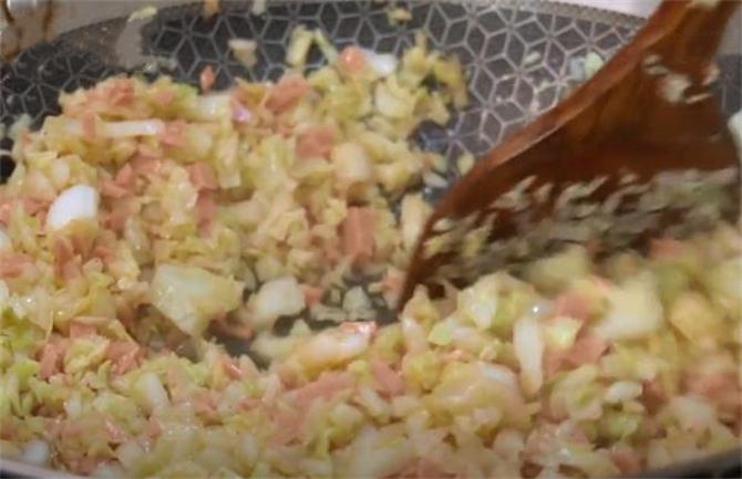 卷心菜和火腿肠咋样做,卷心菜鸡蛋火腿肠家常做法