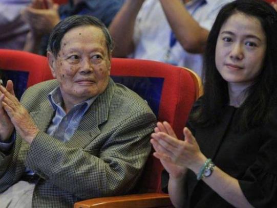 101岁的杨振宁首次露面,101岁杨振宁罕见露面原视频