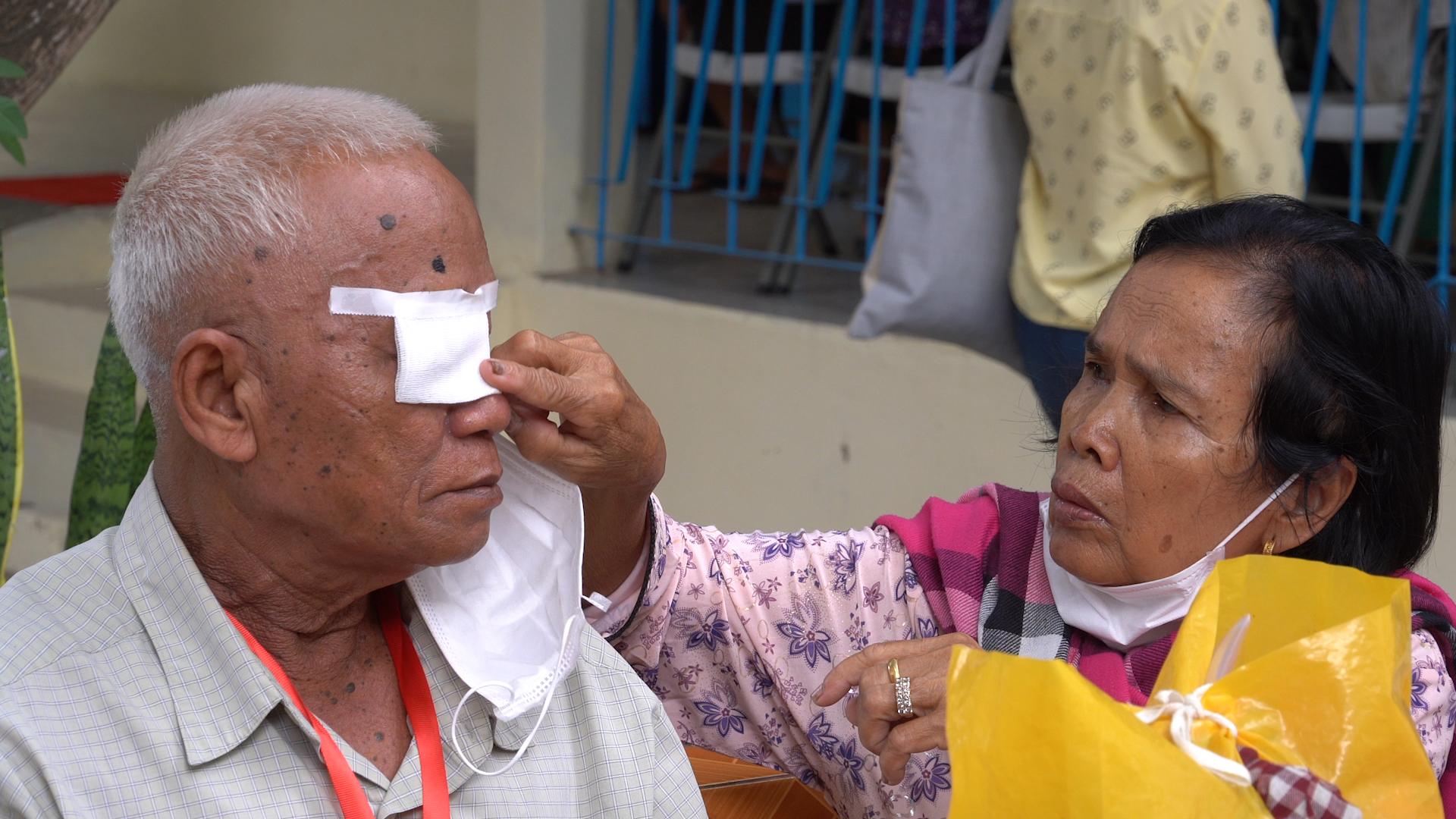 丝路盛放洋紫荆|港NGO联手内地医疗队出海扫“盲”50年柬埔寨白内障患者复明：我能看到了！