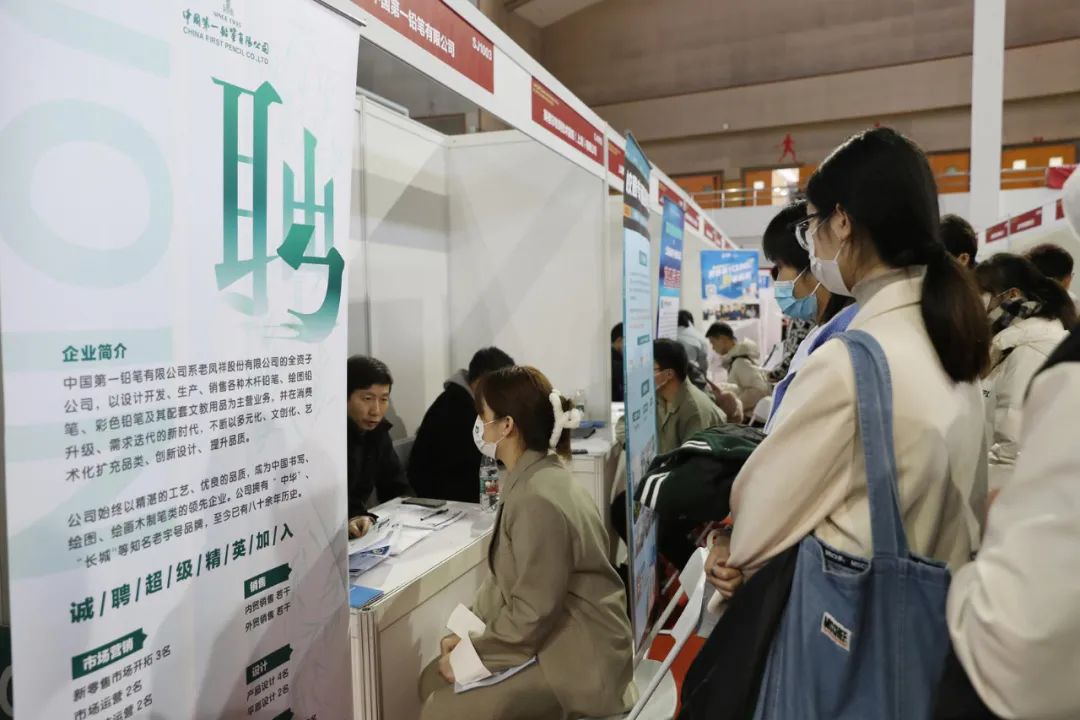 超市招聘引大学生排队,超市6500元招聘引学生排队投简历