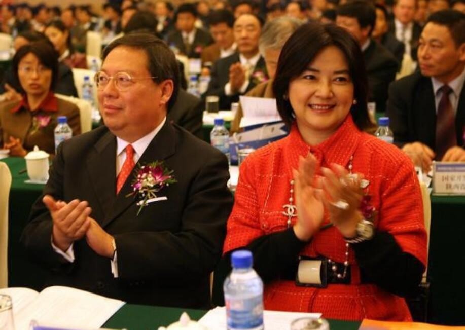 胡慧中黑色连衣裙搭配,胡慧中穿西装短发