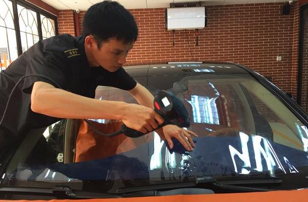 贴膜后几天可以开窗户,新车贴膜是贴窗户还是全车