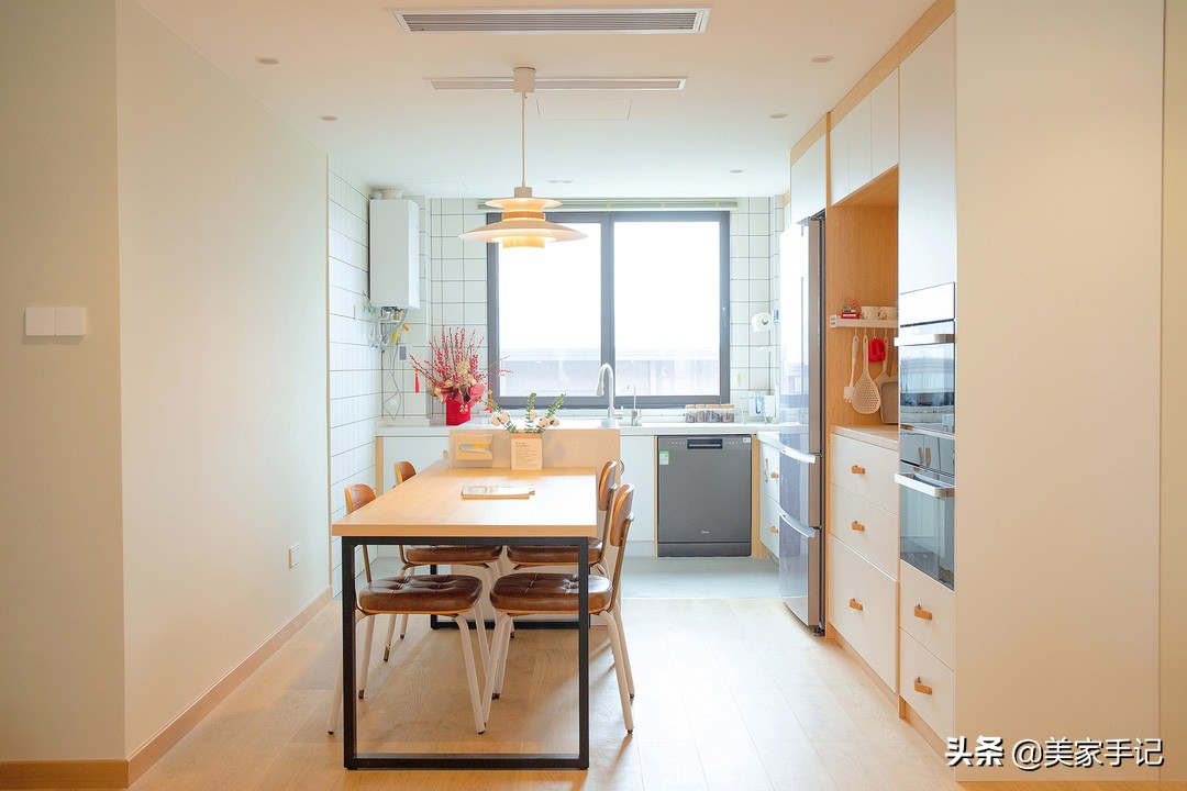 沙发不靠墙后面放柜子,沙发后柜子不靠墙