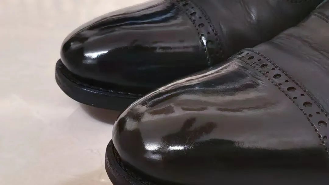 不管鞋多脏一擦就净,不用鞋油如何打理皮鞋不发黄