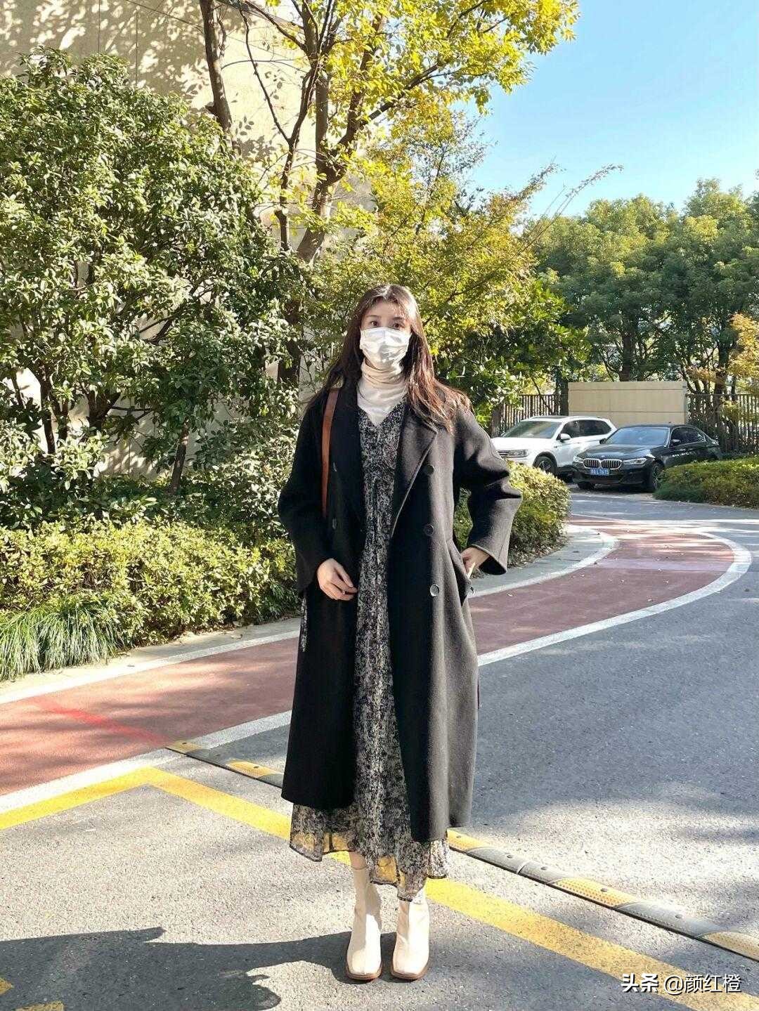 碎花裙开叉款大衣怎么搭配,大衣碎花裙搭配优雅大方有韵味