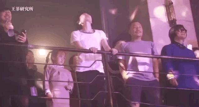 47岁王菲为何看上37岁的谢霆锋,17岁谢霆锋与28岁王菲同台