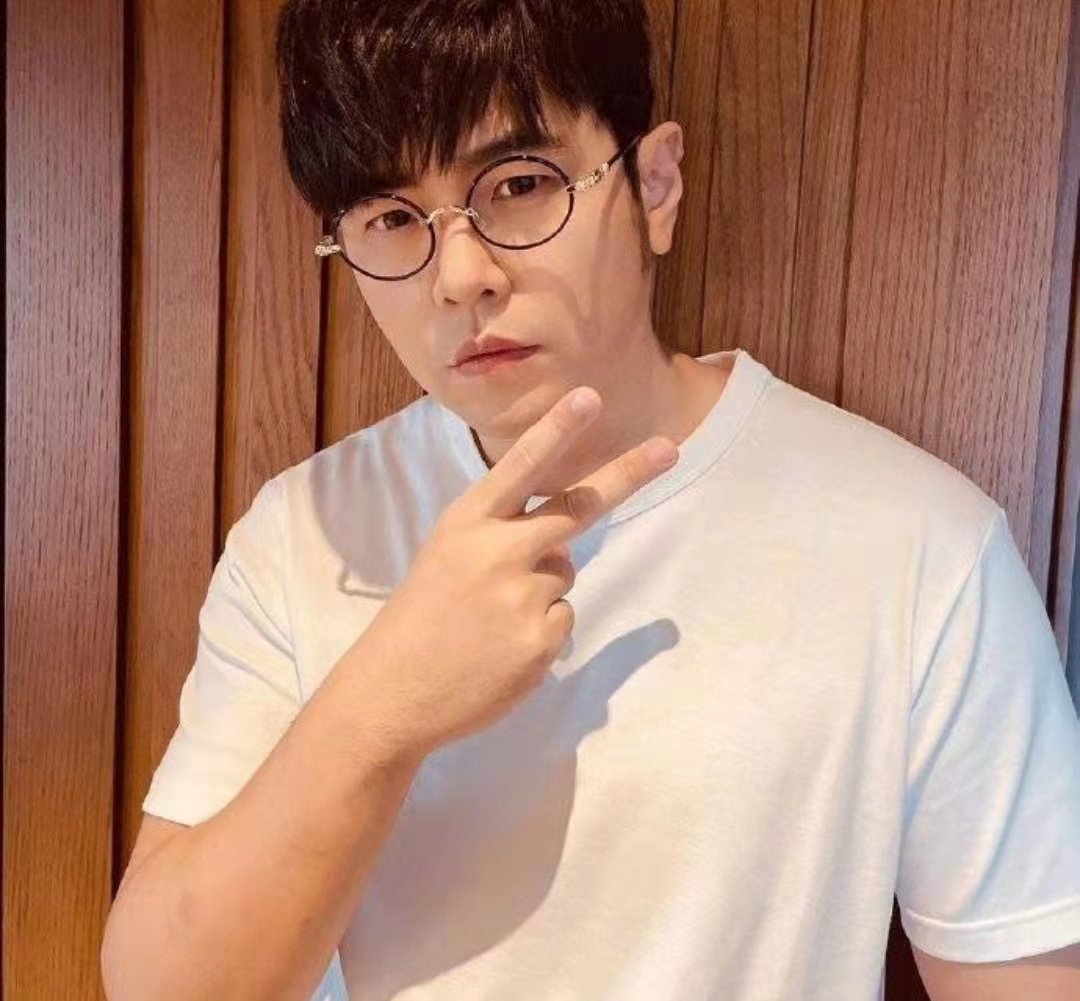 周杰伦疑因设备故障受伤事件,周杰伦身体不适就医