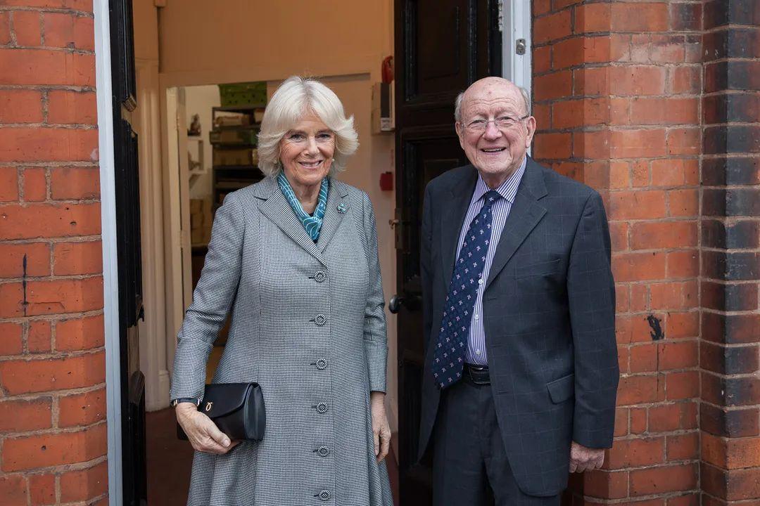 卡米拉气质逆袭不输戴安娜,卡米拉微笑回应凯特