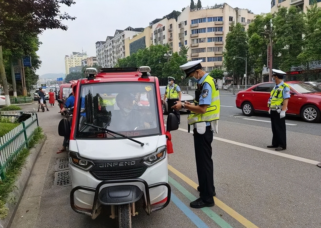 手持c1开b2的车怎么处罚,持c1证增驾三轮车