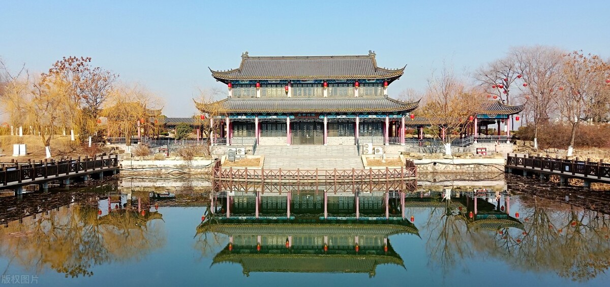 晨雾缭绕景色迷人,晨雾中看晶莹剔透的霜花