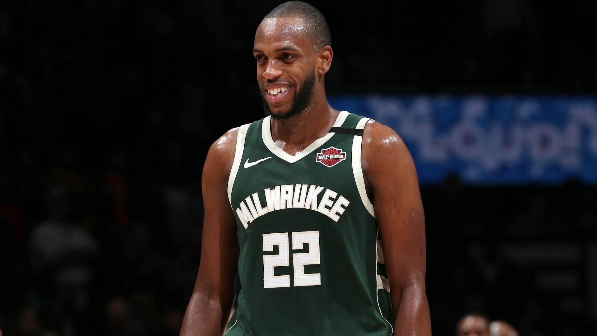 毫不手软给出实力反击字母哥,字母哥无人防守三步半场上篮