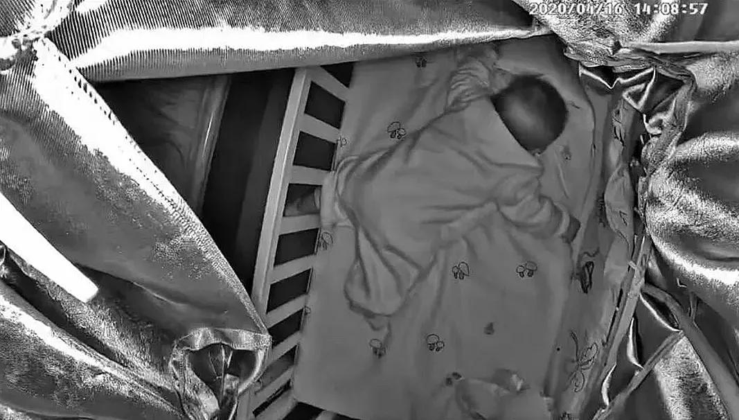 婴儿窒息母亲全程直播,婴儿趴睡导致婴儿死亡