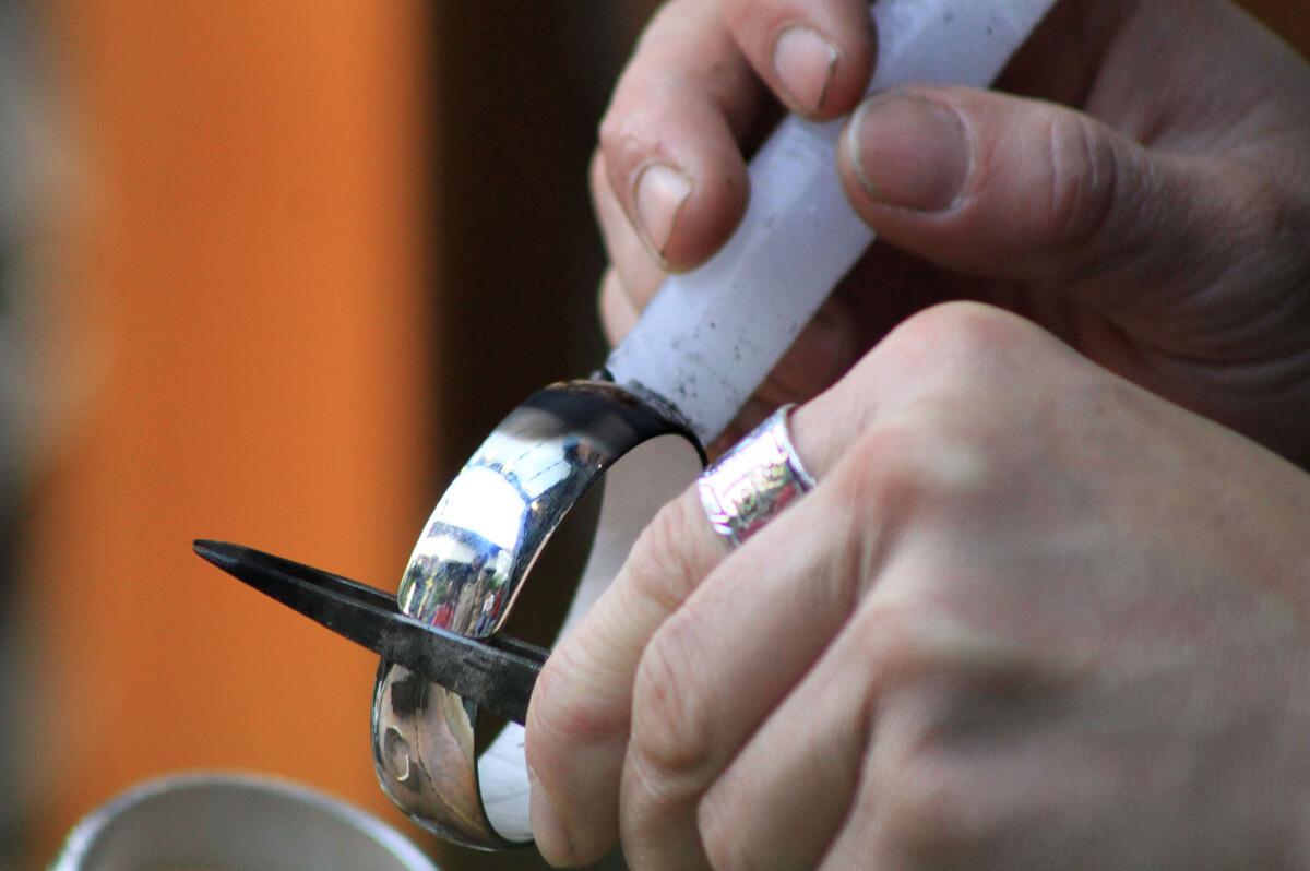 佩戴银手镯能把身体酸性消除吗,银手镯长期带着会破坏神经系统吗