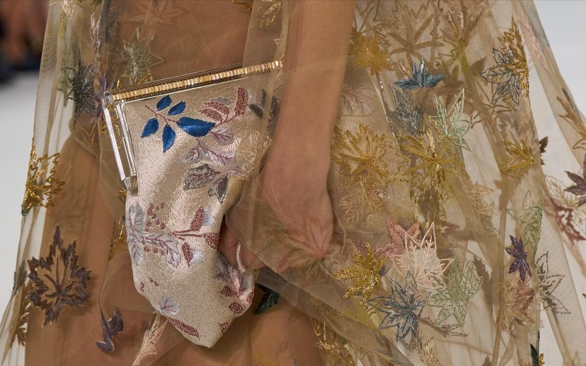 宋慧乔巴黎时装周穿搭同款,宋慧乔一袭白色西服裙显女性魅力